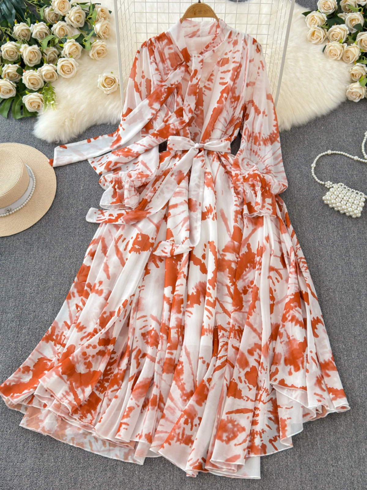 Taschenkleid mit V-ausschnitt und blumendruck